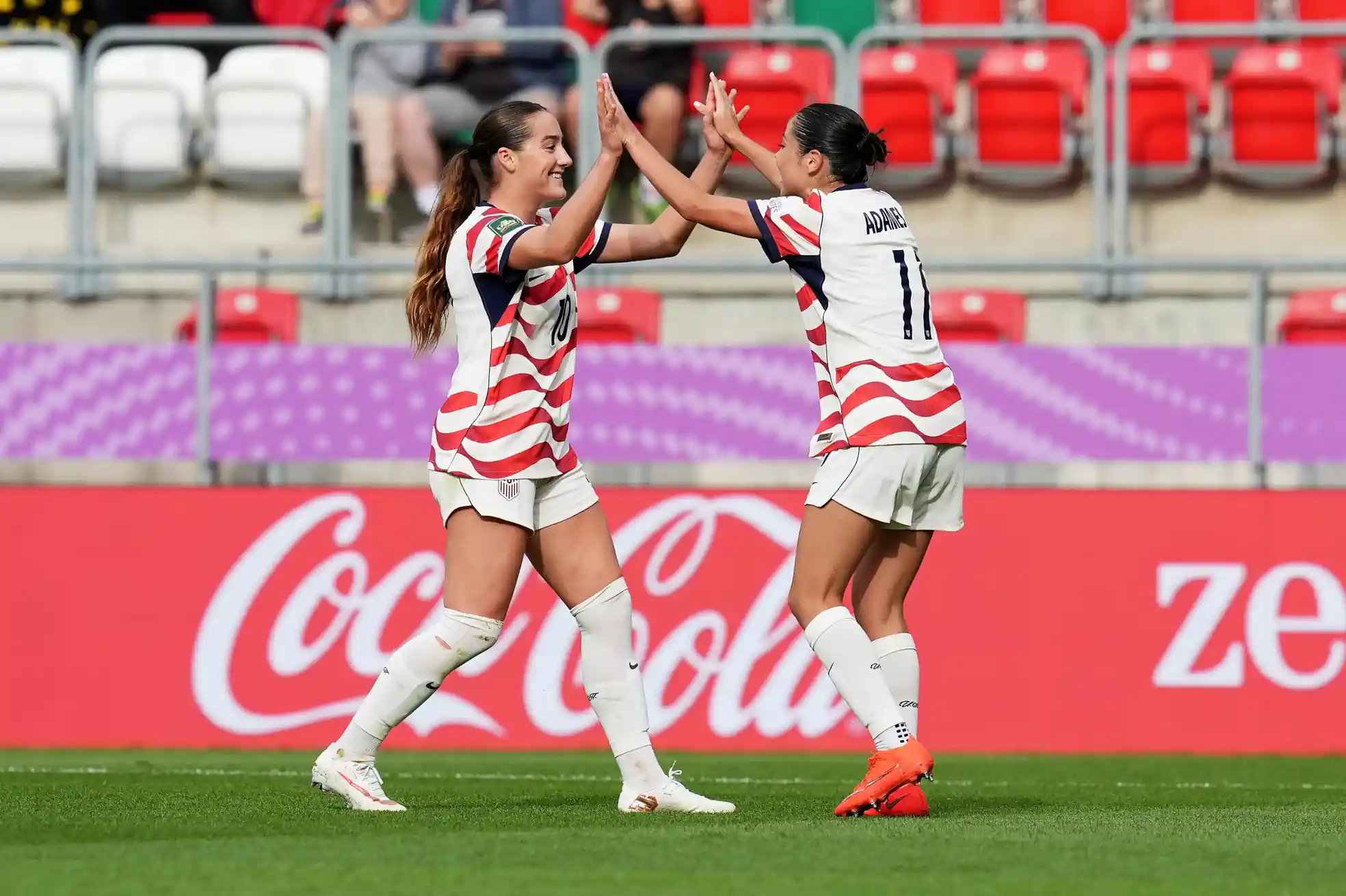 Rampant USA qualify, Italy and France top groups
